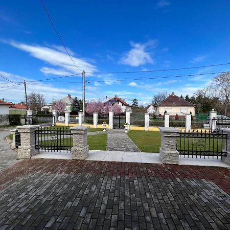 Kúria Vendégház Poroszlo Exterior foto