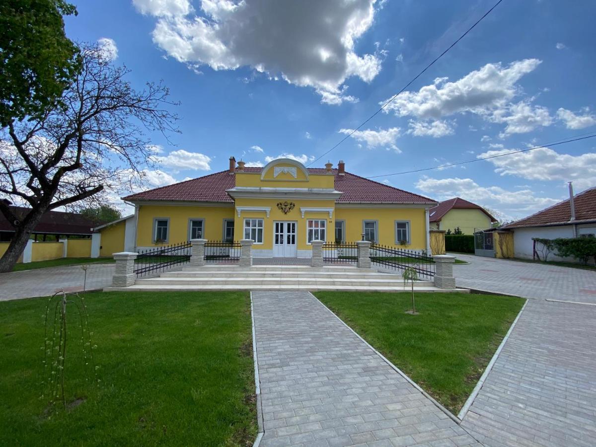 Kúria Vendégház Poroszlo Exterior foto